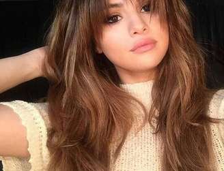 A cantora e atriz Selena Gomez também já usou uma versão da famosa curtain bangs.
