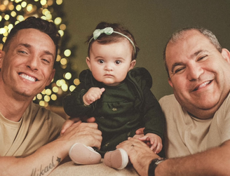 Antonella posa com os pais 