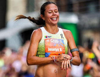 A atleta Joselyn Brea, grávida de sete meses, cruzou a linha de chegada da Caracas Rock 10K sorrindo e recebeu aplausos do público.