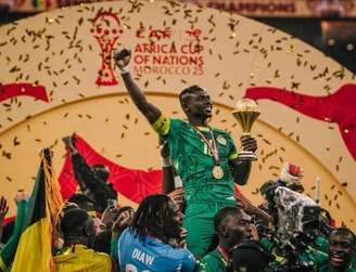 Sadio Mane comemora com o elenco e o troféu da Copa Africana de Nações.