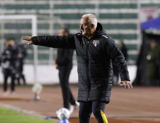 Dorival Júnior orienta os jogadores do São Paulo –