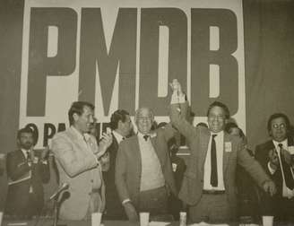 <p>Franco Montoro (centro), Orestes Quércia (esq.) e Fernando Henrique Cardoso (dir.), em evento do PMDB. Os dois primeiros foram governador e vice nas primeiras eleições diretas em 1982</p>