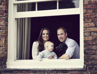 <p>Foto da família foi tirada em meados de março de uma das janelas do Palácio de Kensington, em Londres</p>