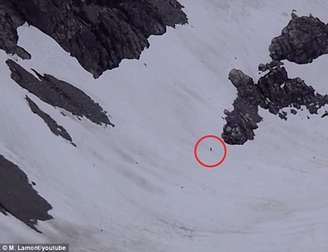 <p>O vídeo mostra um ponto negro andando no meio da neve, em montanhas do Canadá</p>