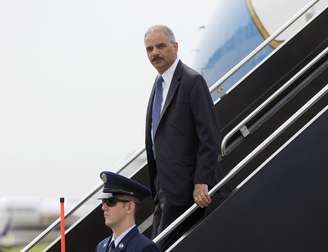 <p>O secretário de Justiça dos Estados Unidos, Eric Holder, desembarca no Aeroporto Internacional de St. Louis em 20 de agosto</p>