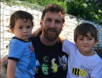 Messi com os filhos Mateo e Thiago (Reprodução/ Instagram)