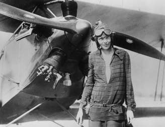 Os pesquisadores usaram fotos antigas e roupas da aviadora Amelia Earhart para compará-las com as medidas dos ossos encontrados