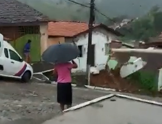 Vídeo mostra momento em que casa desaba na Bahia