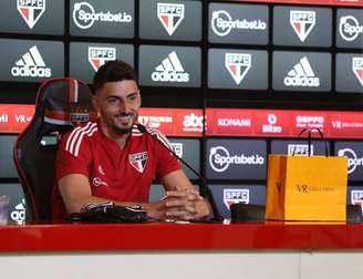 Rafael durante sua apresentação oficial no Tricolor, no início do mês (Foto: Rubens Chiri/São Paulo FC)