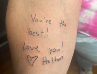 tatuagem com a seguinte frase: Você é a melhor. Amo você.