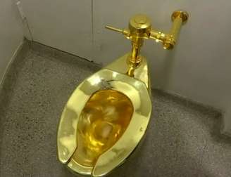 Um homem admitiu ter roubado um vaso sanitário de ouro maciço de 18 quilates, avaliado em mais de US$ 6 milhões (R$ 30 milhões), da casa onde Winston Churchill nasceu, na Inglaterra.