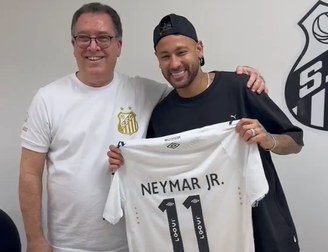 De volta oa Brasil, Neymar assina contrato com o Santos