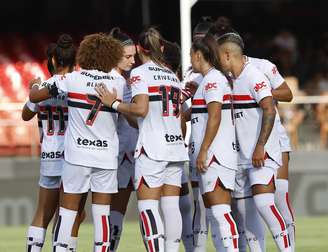 Elenco do São Paulo Feminino reunido. 