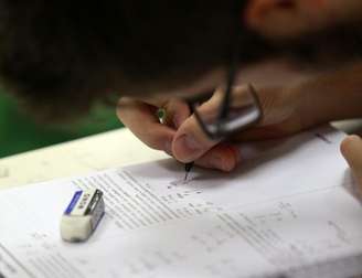 Enem é o maior vestibular do País. Estudantes de baixa renda e inscritos no programa Pé-de-meia têm direito a gratuidade.