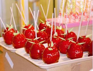 O bombom é inspirado na tradicional maçã do amor. Confeiteiros dizem que o doce já existia, mas ganhou força por causa da repercussão na Internet.