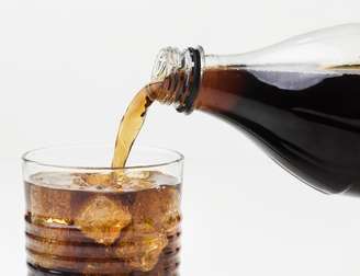 Entenda se beber refrigerante zero faz mal