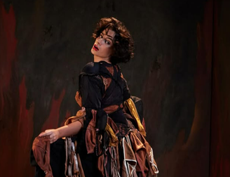 Milla é a protagonista do monólogo TIP (antes que me queimem eu mesma me atiro no fogo), que relembra como a jovem sustentou a família na pandemia