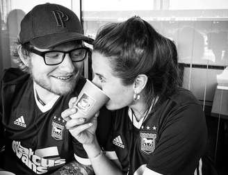 Ed Sheeran relembra diagnóstico de esposa, Cherry Seaborn, e comenta estado atual da parceira.