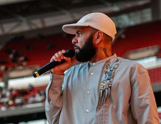 Daniel Alves em evento religioso na Espanha