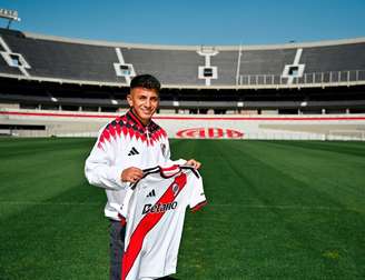 Thiago Almada é apresentado como reforço do River Plate