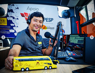 Jornalista e radialista realizou sonho de infância com ônibus especialmente modificado para ser um estúdio móvel de rádio.