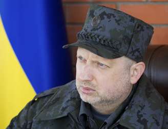 <p>O presidente interino da Ucrânia visitou a base de treinamento da Guarda Nacional do país perto de Kiev. Nesta segunda-feira, o governo protestou contra visita de premiê russo à Crimeia</p>
