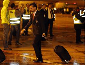 Espanha, de Xavi, desembarcou sob chuva e frio em Curitiba na noite de domingo