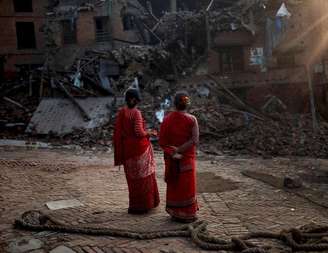 Mulheres observam prédio derrubado por terremoto em Bhaktapur, no Nepal. 18/05/2015