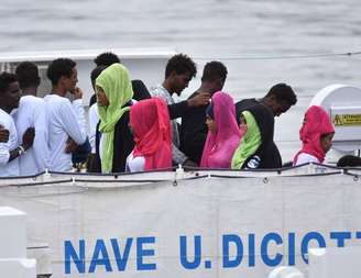 Migrantes a bordo do navio Diciotti, que está ancorado em Catânia, na Itália