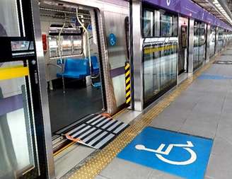 Rampa dobrável é usada para embarque e desembarque de pessoas e cadeiras de rodas na Linha 5-Lilás do Metrô de São Paulo.
