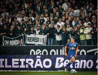 Atleta Thiago Borbas, do RB Bragantino, contra o Corinthians