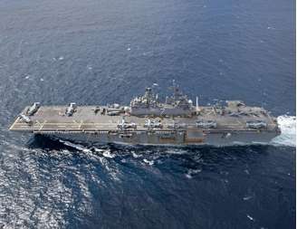 USS IWO JIMA, da Marinha dos EUA, em atividade no mar