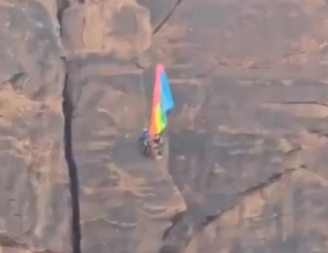 O paraquedista ficou pendurado por cerca de duas horas até o resgate ser realizado