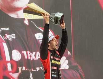 Arthur Leist levantando troféu no pódio