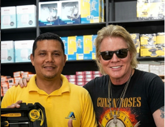Funcionário trolla chefe dizendo que Axl Rose visitou sua loja no Maranhão