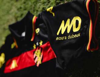 Uniforme do Sport com patrocínio nas mangas