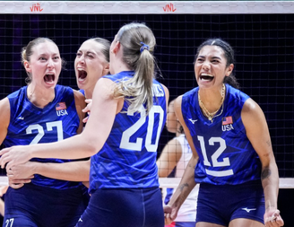 Atletas de vôlei dos Estados Unidos durante partida contra a França 