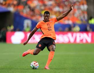 Denzel Dumfries durante partida da Holanda contra a Suécia, pelo grupo F da Copa do Mundo de 2026 - 