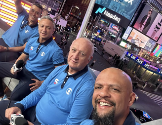 André Rizek, Paulo Nunes, Luiz Felipe Scolari e Felipe Melo posam no estádio na Times Square, em Nova York