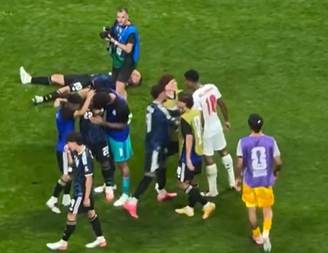 Confusão após vitória da Argentina sobre a Inglaterra 