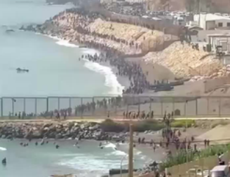 Vídeos mostram imigrantes entrando em Ceuta nesta quinta-feira, 30