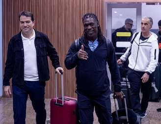 Seedorf desembarcou em Guarulhos nesta quarta-feira para ser apresentado no Corinthians