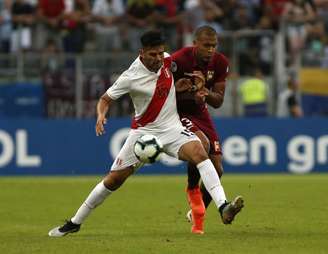 Zambrano vence duelo contra Salamon Rondon, destaque venezuelano (Foto: Jeferson Guareze / AFP)