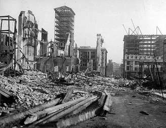 No dia 18 de abril de 1906, há 118 anos, a cidade de San Francisco foi sacudida por um forte sismo que atingiu magnitude 8 na Escala Richter. Conhecimento como O Grande Terremoto, foi o maior já registrado nos EUA, durou 1 minuto e meio, e deixou mais de 3 mil vítimas.