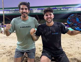 Gabriel Santos de preto à direita 