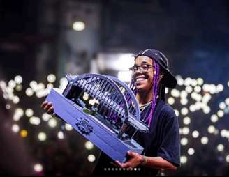 MC Kaemy levanta troféu de vencedora do Duelo Nacional de MCs, disputada em Belo Horizonte, em 2023.