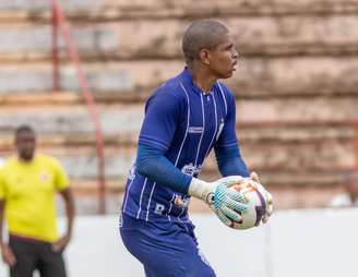 Pedro Ariel em jogo do CSA contra o Bahia
