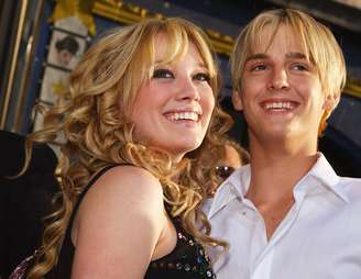 Hilary Duff e Aaron Carter, em 2003; cantor morreu em 2022