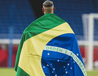 Jogador Richarlison publicou no Instagram uma foto enrolado na bandeira do Brasil pedindo consciência para votação no domingo