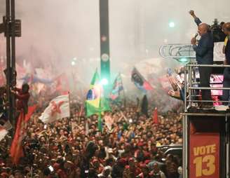 Presidente Lula faz pronunciamento para apoiadores na Avenida Paulista após vitória no segundo turno das eleições.